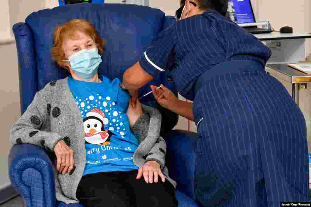 2020 év végén kezdődtek meg világszerte az oltási kampányok. Ezen a fotón az a 90 éves brit asszony látható, aki elsőként kapta meg a Pfizer/BioNTech vakcináját Nagy-Britanniában.