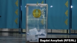 Урна для голосования в избирательном участке в Алматы на выборах в Курултай. 23 августа 2026 года