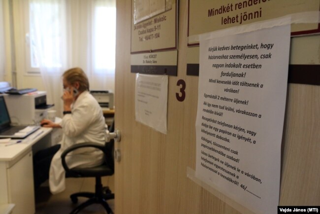 Bakos Ilona miskolci háziorvos telefonál egy betegével 2020. március 24-én