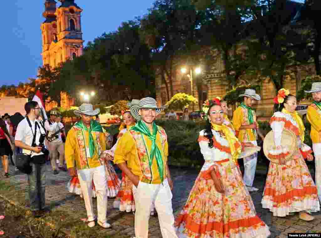 Defile učesnika Interetno festivala