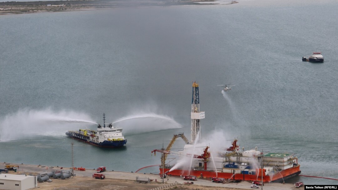 Халаттағы қайын енеммен секс онлайн видео Порно оның кискасымен отырды және оның бетін трахает