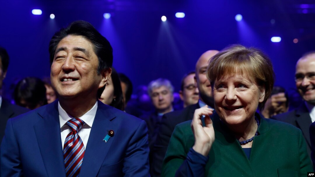 Šinzo Abe i Angela Merkel na sajmu tehnologije u Hanoveru