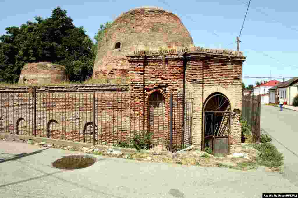 Üzərində dövlət tərəfindən qorunduğu qeyd olunsa da hamamın halı ürək ağrıdır.