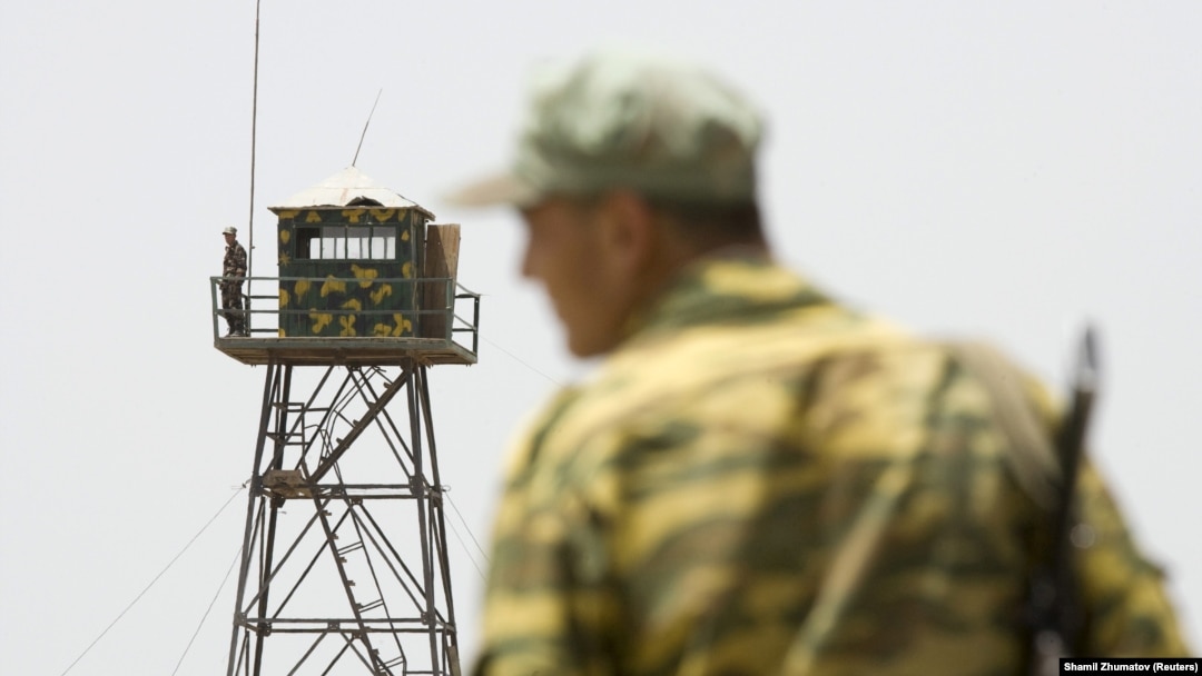 A Tajik guard stands on a bridge to Afghanistan across the Panj River at the Panji Poyon border outpost. (file photo)