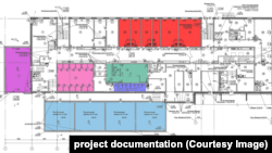 Першы паверх новага будынку ЦІП на Карвата. Фіялетавым колерам пазначана памяшканьне загрузкі і выгрузкі затрыманых, ружовым — пакой вобшуку са «стаканамі», сінім — душавыя, зялёным — дэзынфэкцыйная, блакітным — прагулачныя дворыкі, чырвоным — камэры