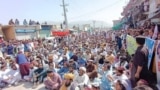 د مې پر دويمه په واڼه کې د احتجاج پر مهال زرګونه کسان راغونډ شوي ول.