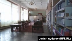 Баткен облустук китепканасы. Төрдө кызматкерлердин «чатыры».