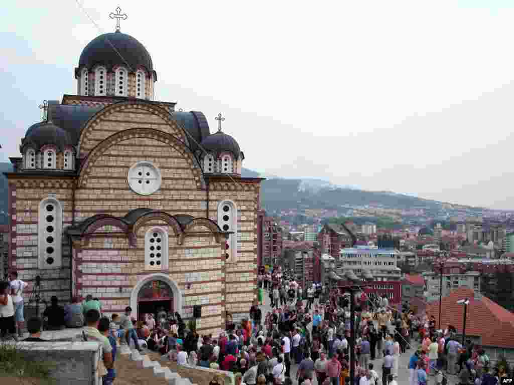 Srbi sa Kosova okupljeni ispred crkve, Mitrovica, 15.09.2011. Foto: AFP 