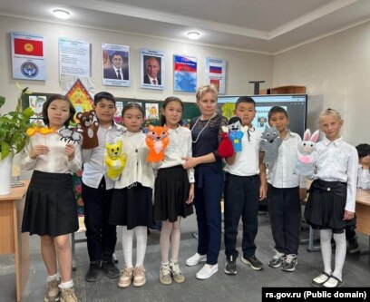 Менің досым сорақы Жыныс: төрт жігіт бір қызды сиқытады