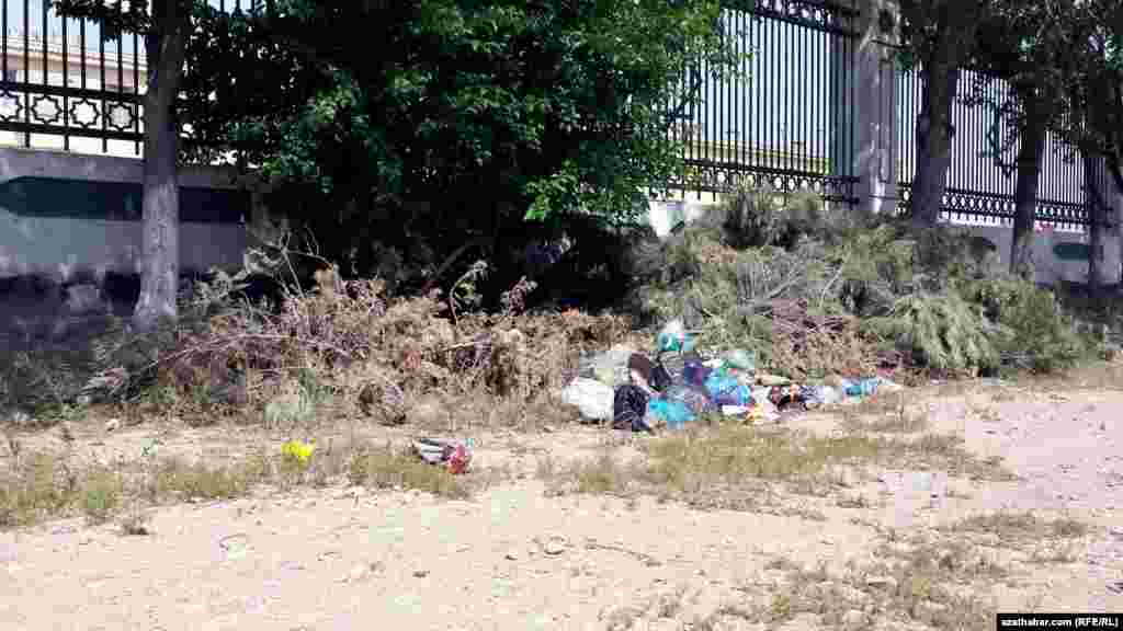 Idili suwaryş sistemasy ýok, hapaçylyk. Balkanabat, 6-njy maý, 2015.