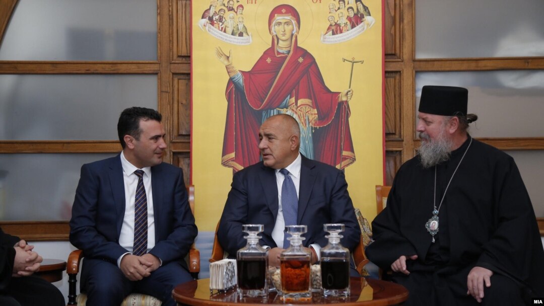 Архивска фотографија - премиерите на Македонија и на Бугарија Зоран Заев и Бојко Борисов и струмичкиот владика Наум