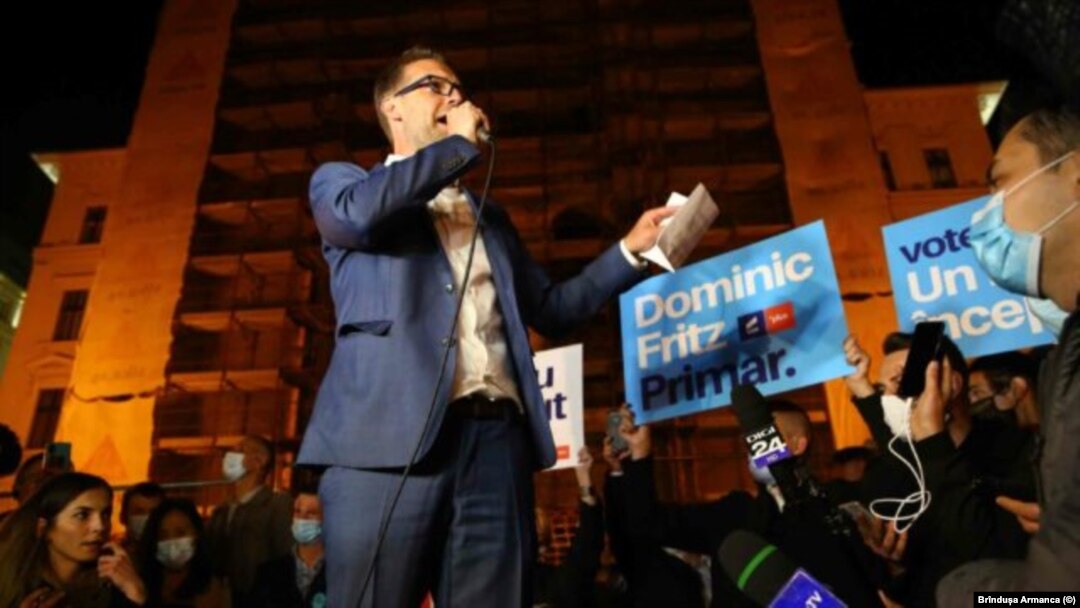 Romania- Dominic Fritz sărbătorește în Piața Oprei, alături de timișoreni, victoria în alegeri