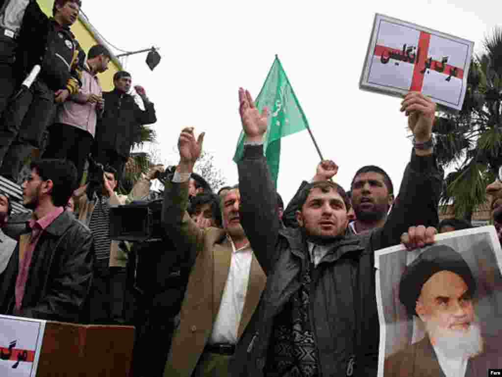 Iran,Hundreds of Iranian students crowded outside the British Embassy in Tehran, 04/01/2007