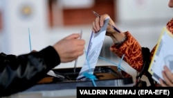 Kosovë: një zonjë voton gjatë zgjedhjeve të vitit 2017.