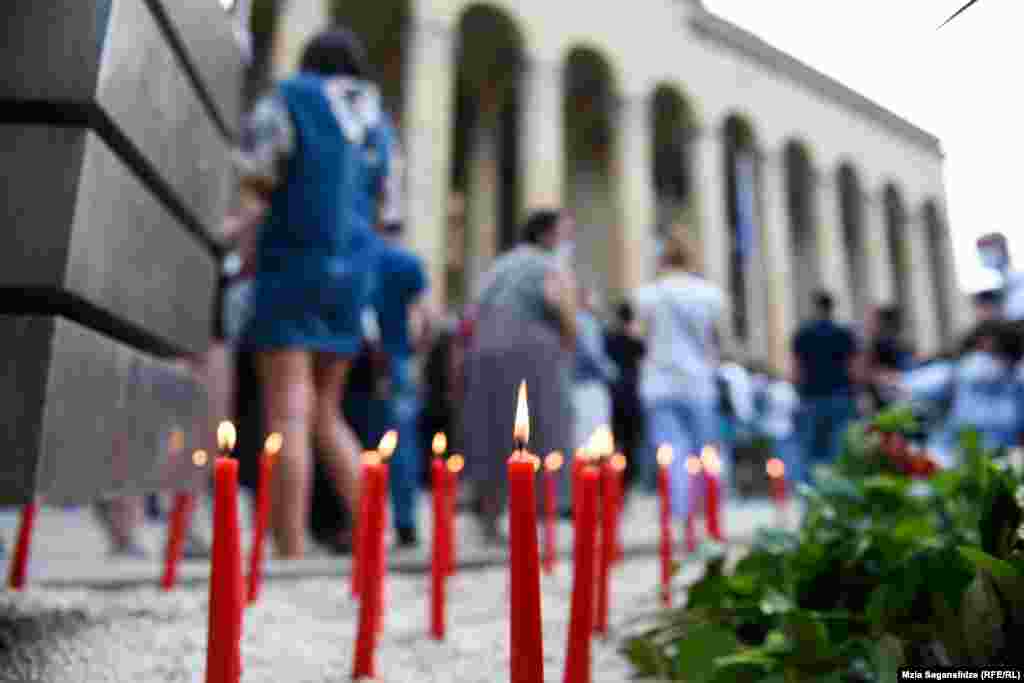 Люди приносили на акцию цветы и жгли свечи в память о погибшем операторе Лексо Лашкарава.