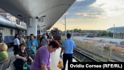 Călătorii cu trenul se izbesc adeseori de întârzieri și ore așteptate pentru conexiunile de pe distanțele parcurse.