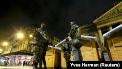 Сотрудники сил безопасности Бельгии на улицах Брюсселя после ноябрьской атаки экстремистов Париже. 