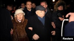 Liderul PiS, Jarosław Kaczyński, s-a alăturat protestatarilor din fața secției de poliție din Varșovia unde politicieni sunt reținuți. 9 ianuarie 2024.