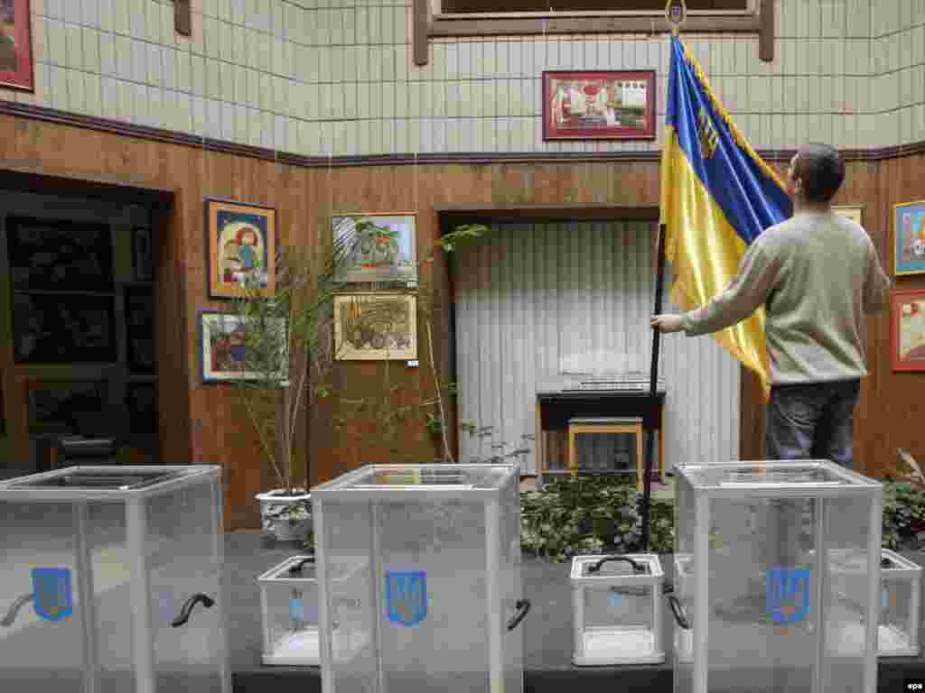 Працівник готує виборчу дільницю до голосування, Київ