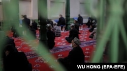 Уйгури и други вярващи се молят в джамия в град Кашгар в западната част от автономния регион Синдзян в Китай, 19 април 2021 г.