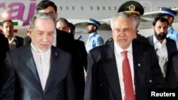 اسحاق دار، وزیر امور خارجهٔ پاکستان (راست) و عباس عراقچی، وزیر خارجهٔ ایران (چپ)