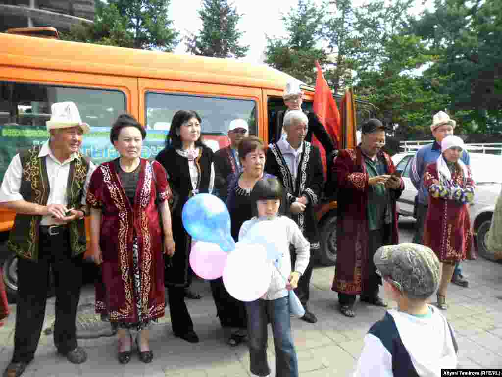 Бул топто: ар түркүн кесиптеги, ар кыл жаштагы, ар кандай мүнөздөгү жана тагдырдагы, ар өлкөдө жашаган, өнөрлүү, билимдүү, &nbsp;кызыктуу &nbsp;адамдар бар.&nbsp;