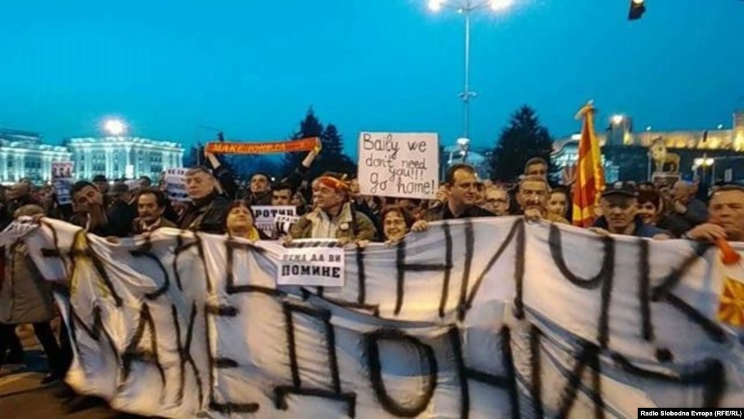 Jedan od protesta protiv dvojezičnosti u Skoplju, na kojem je napadnuta ekipa televizije A1