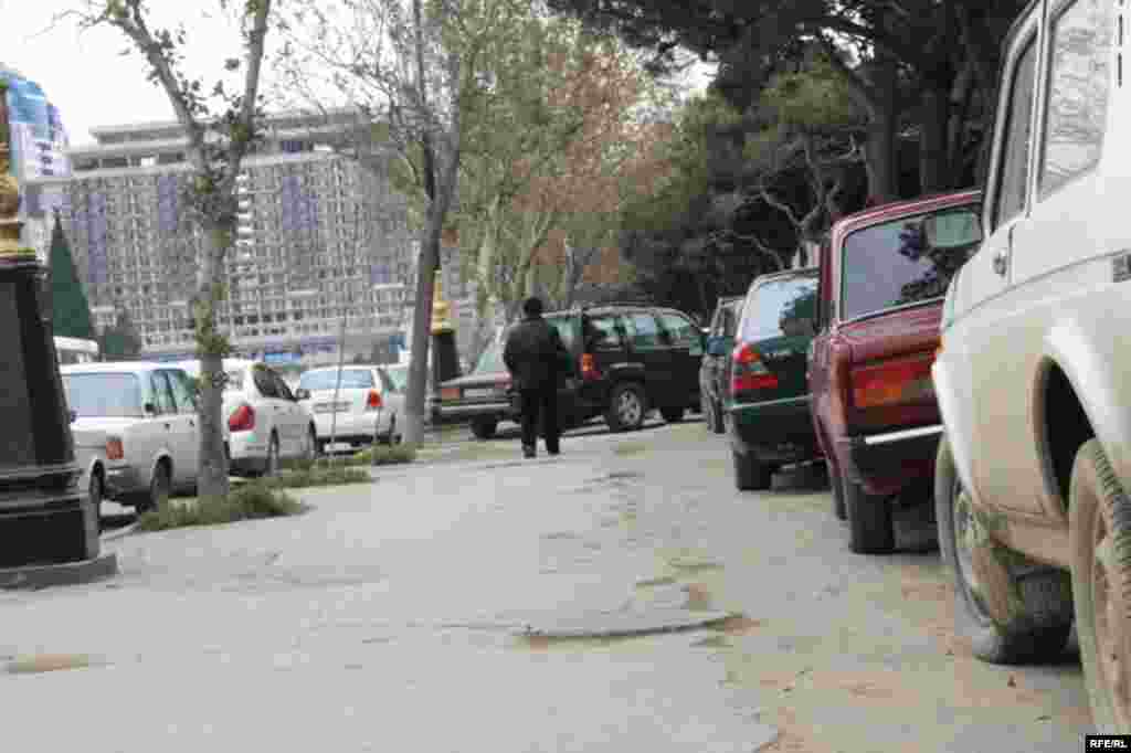 Bakının maşınla dolu səkiləri #16