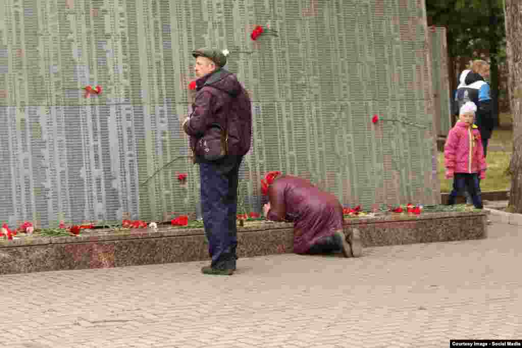 Томск, стелла с именами погибших солдат во время Второй мировой войны. После парада Победы сюда приносят цветы