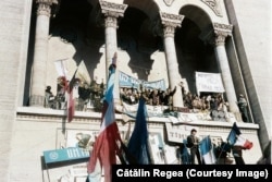 Balconul Operei din Timișoara în decembrie 1989 fotografiat de Cătălin Regea