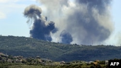 برخاستن دود از محل حملات هوایی اسرائیل به جنوب لبنان در روز ۱۹ اردیبهشت