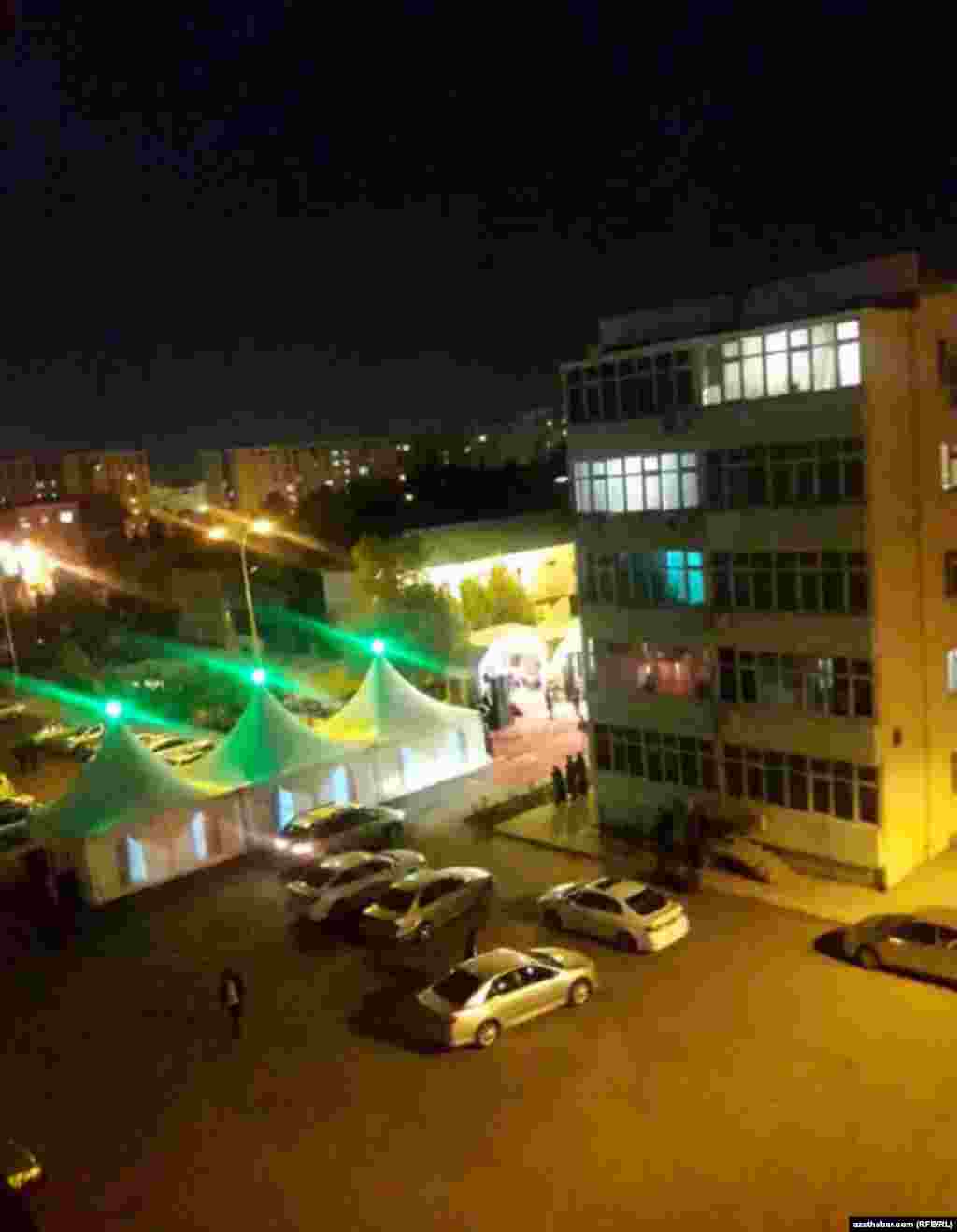 Aşgabadyň gür ilatly etrapçalarynda köp gatly ýaşaýyş jaýlaryň ýaşaýjylary toýlaryny wagtlaýyn çadyrlarda belleýärler.&nbsp;