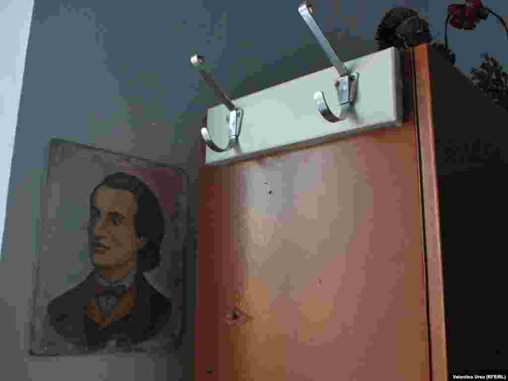 Pregătiri în altă clasă sub privirea lui Eminescu