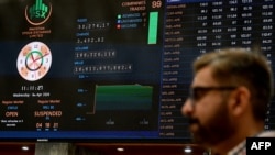 Cotațiile bursiere la Bursa de Valori din Pakistan (PSX) din Karachi, pe 8 aprilie 2026. Acțiunile au „decolat” după anunțul armistițiului, chiar dacă există neclarități.