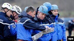 Fransiýanyň resmileri uçar heläkçiliginiň bolan ýerinde derňewleri geçirýärler.