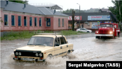 Наводнение в Керчи: затоплены дома и улицы, жителей эвакуируют (фотогалерея)