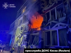 Пожарные тушат здание частной клиники в Киеве, 5 января 2026 года