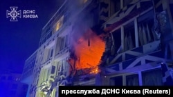 Пожарникари во приватна болница оштетени за време на руските напади со беспилотни летала и ракети во Киев на 5 јануари.