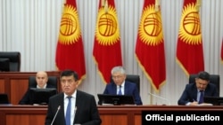 Премьер-министр Кыргызстана Сооронбай Жээнбеков выступает в парламенте.