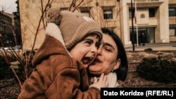 4 წლის ლაზარე დედასთან ერთად