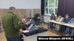 Glasanje na biralištu u Banjaluci, 4. oktobra 2026. Glasački listići se nakon glasanja evidentiraju putem optičkih skenera.