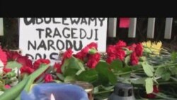 Кветкі і зьнічы ля польскага пасольства