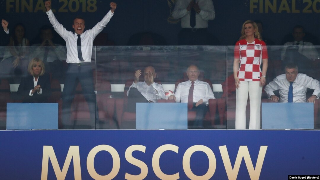 Емманюель Макрон (другий зліва) радіє перемозі Франції на ЧС-2018 у Росії з трибун поряд із Володимиром Путіним, Москва, 15 липня 2018 року