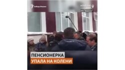 Пенсионерка из алтайского села упала на колени перед Медведевым, умоляя решить проблему