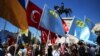 Украинцы, турки и крымские татары проводят акцию протеста против войны России в Украине 21 мая 2022 года
