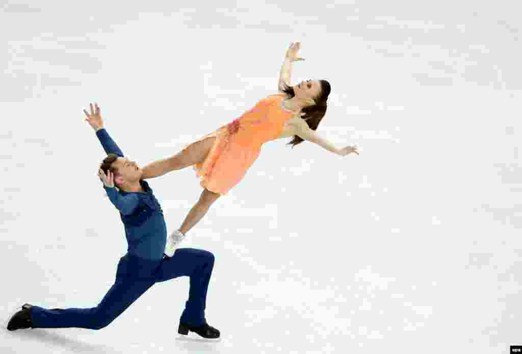 Azerbaijan&#39;s Julia Zlobina and Aleksei Sitnikov compete during the figure-skating ice dance free program. (epa/Tatyana Zenkovich)