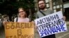 Кадър от протеста на студенти, специализанти и млади лекари пред здравното министерство. 27 юни 2025 г.