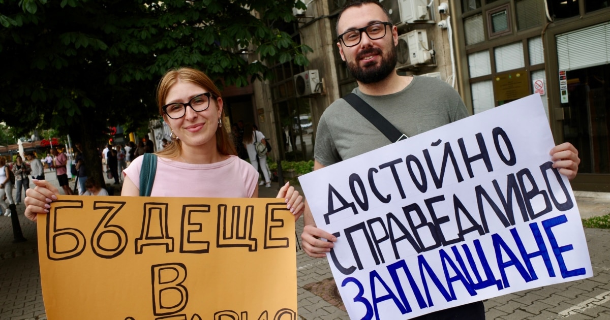 Петък привечер в началото на лятото. Вместо да е навън