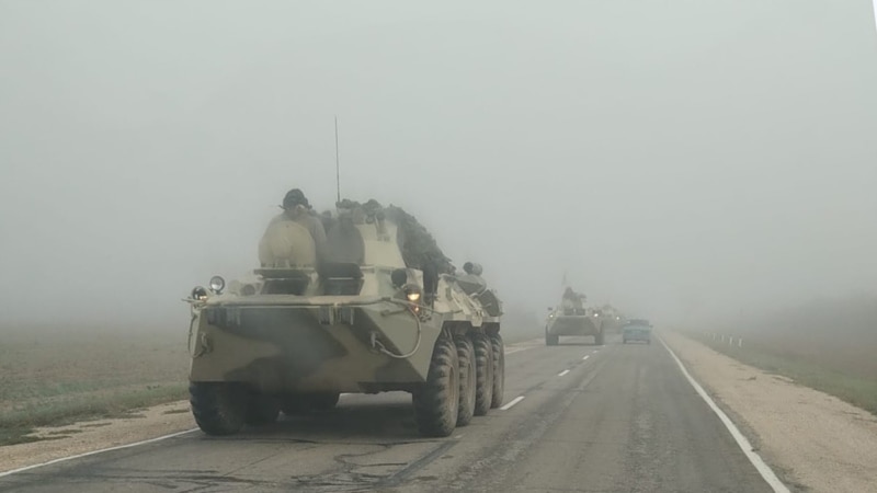 Колонна военной техники на трассе Армянск-Симферополь | Крымское фото дня