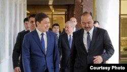 Сапар Исаков менен Өзбекстандын премьер-министр Абдулла Арипов. 
